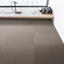 Suchen Sie nach Interface Teppichfliesen? Elevation II in der Farbe Linen Shade ist eine ausgezeichnete Wahl. Sehen Sie sich diese und andere Teppichfliesen in unserem Webshop an.