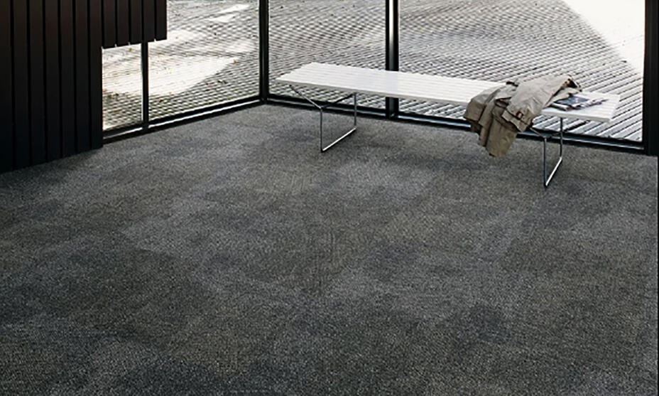 Schwarze Teppichfliesen / 