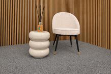 Die Heuga 727 Cotton Teppichfliesen lassen sich vollständig nahtlos verlegen und sorgen für ein ruhiges und gleichmäßiges Bodenbild. Durch die stark melierte Struktur fallen Schmutz und Gebrauchsspuren deutlich weniger auf, was diese Fliesen besonders praktisch für stark frequentierte Bereiche macht. Zudem sind sie pflegeleicht und langlebig, wodurch sie sich ideal für Büros und andere Arbeitsbereiche eignen.